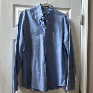 Mens J Crew Classic Fit Long sleeved Button Down Shirt Size Medium in Blue.
